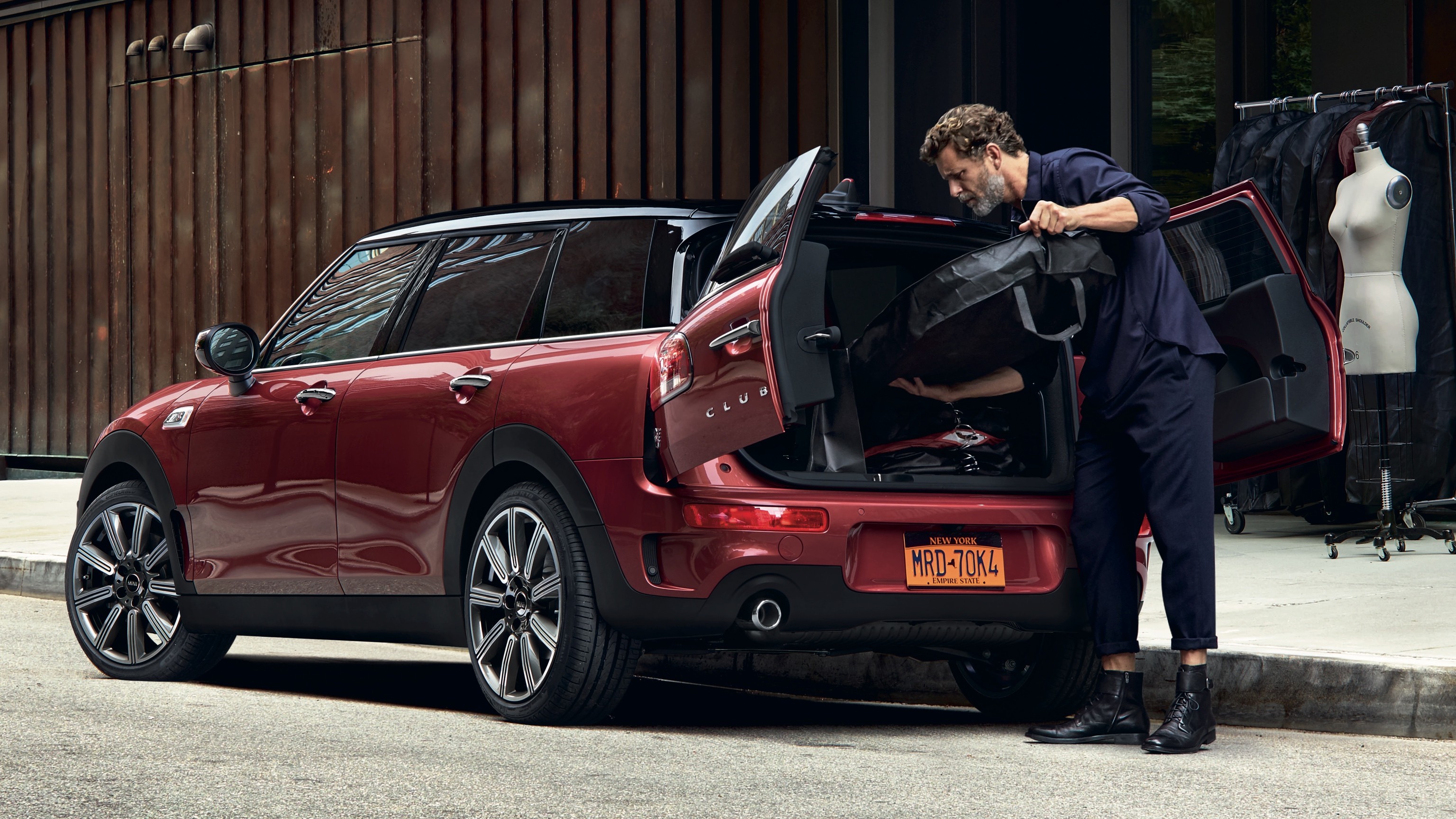 MINI Clubman – rojo y negro – maletero MINI Clubman – rojo y negro – maletero